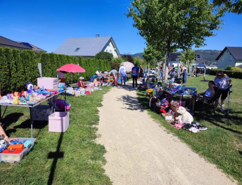 Kinderflohmarkt bei strahlendem Sommerwetter